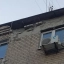 Жители многоэтажки в Александровке опасаются за свои жизни из-за падающих кирпичей с крыши дома 1