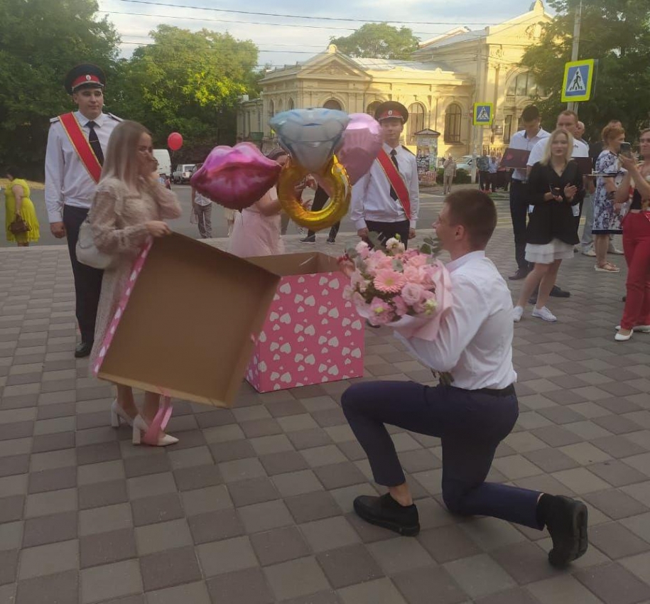 Студент новочеркасского вуза на выпускном сделал предложение своей возлюбленной