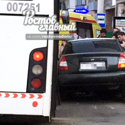 Машина влетела в забор рядом с остановкой в Ростове