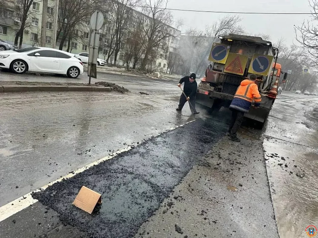 Дорожная &laquo;реанимация&raquo; в непогоду: в Ростове латают ямы спецсмесями под проливным дождем