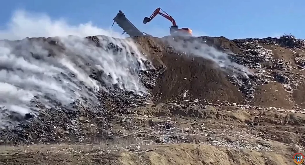 Мусорная осада в Шахтах: пожар на полигоне ТКО тушат в круглосуточном режиме