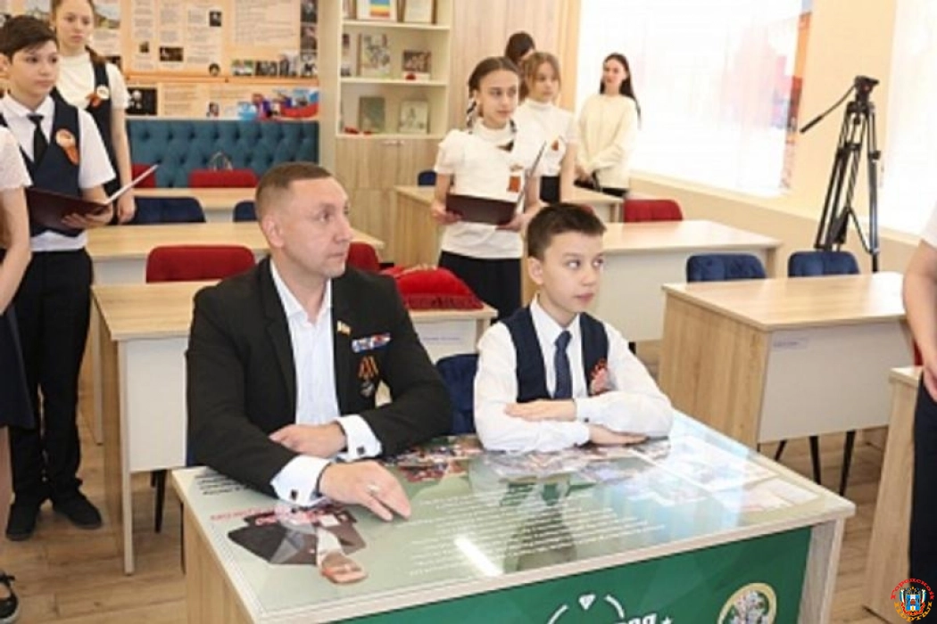 В Ростове депутат Максим Гелас открыл «Парту героя» в честь себя самого