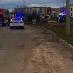 В Волгодонске водитель легковушки выехал с дороги и перевернулся