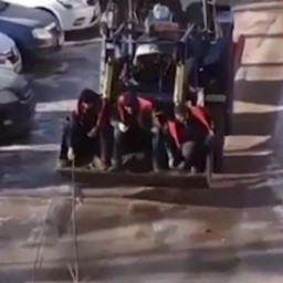В Оренбуржье рабочие посыпают дороги песком, сидя в ковше бульдозера
