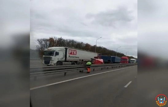 Под Батайском на трассе перевернулся микроавтобус