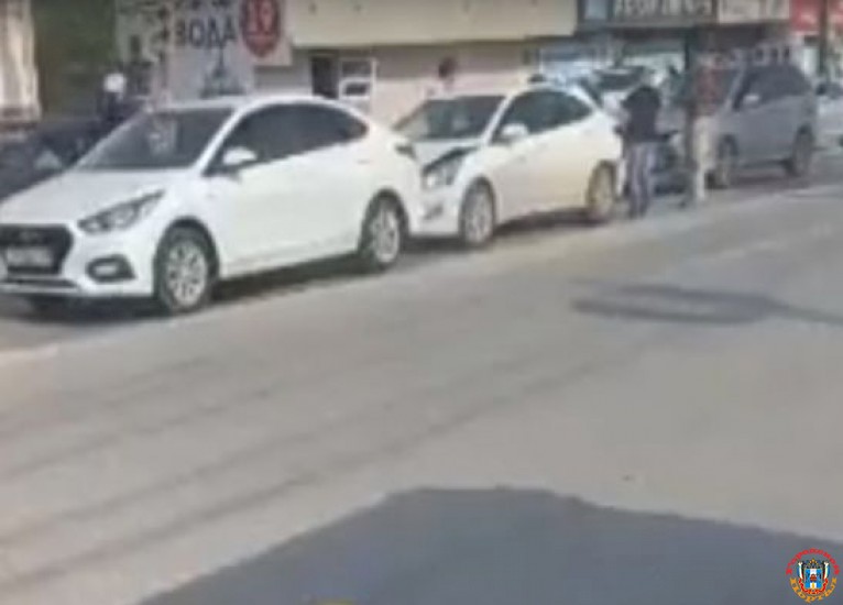 В Ростове на Вавилова три авто столкнулись «паровозиком»