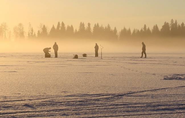 Рыбак провалился под лед в Ростовской области