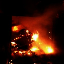 В Батайске сгорел гараж с легковушкой