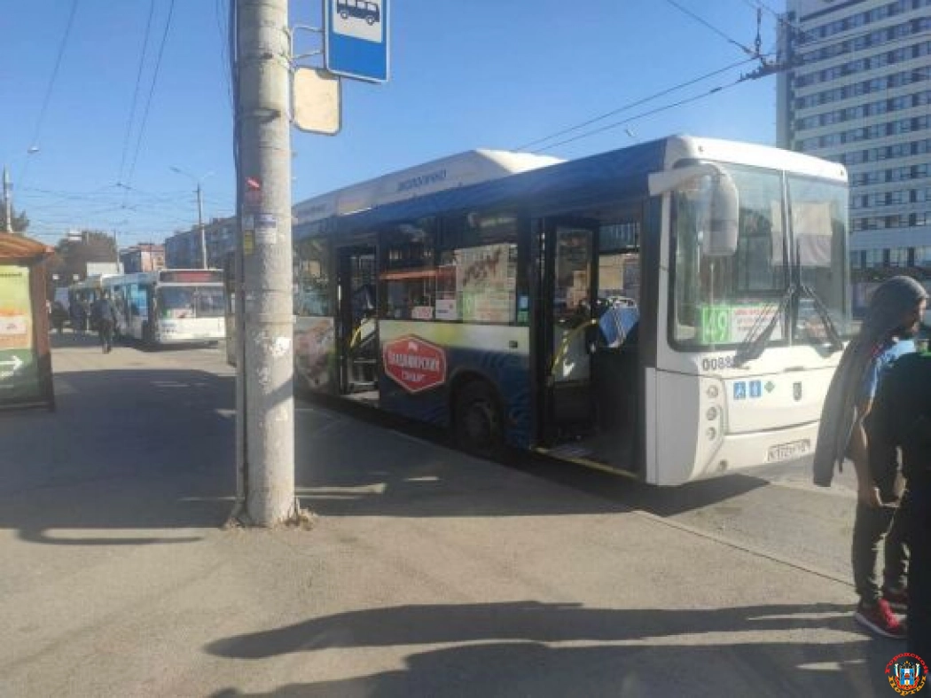 В Ростове пассажир автобуса № 49 получил травмы, упав из-за крутого поворота