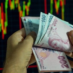 Биржа Стамбула приостановила торги из-за обвала лиры