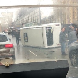 Маршрутка завалилась на бок после аварии в Балашихе