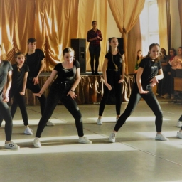 Более 100 школьников Ворошиловского района Ростова стали участниками конкурса танца «Стартинейджер»