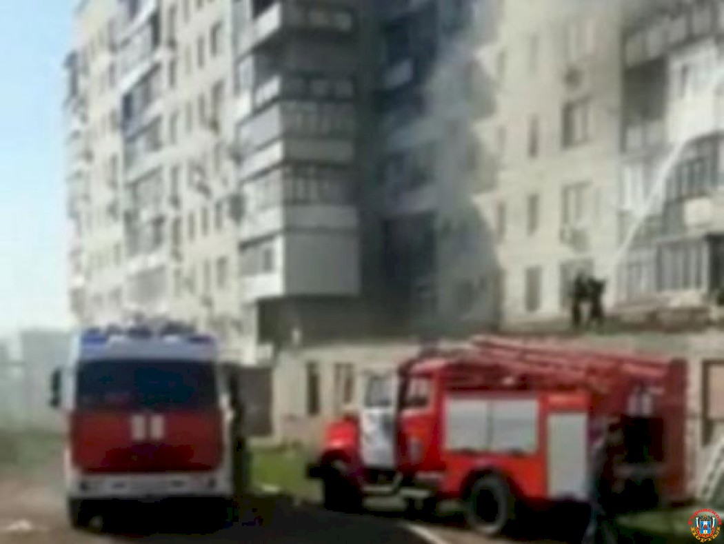 В Новочеркасске более 50 пожарных тушат горящий жилой дом