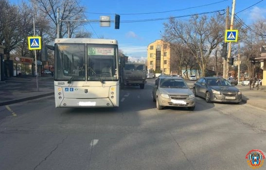 В Ростове парень на КамАЗе устроил массовую аварию с автобусом № 49