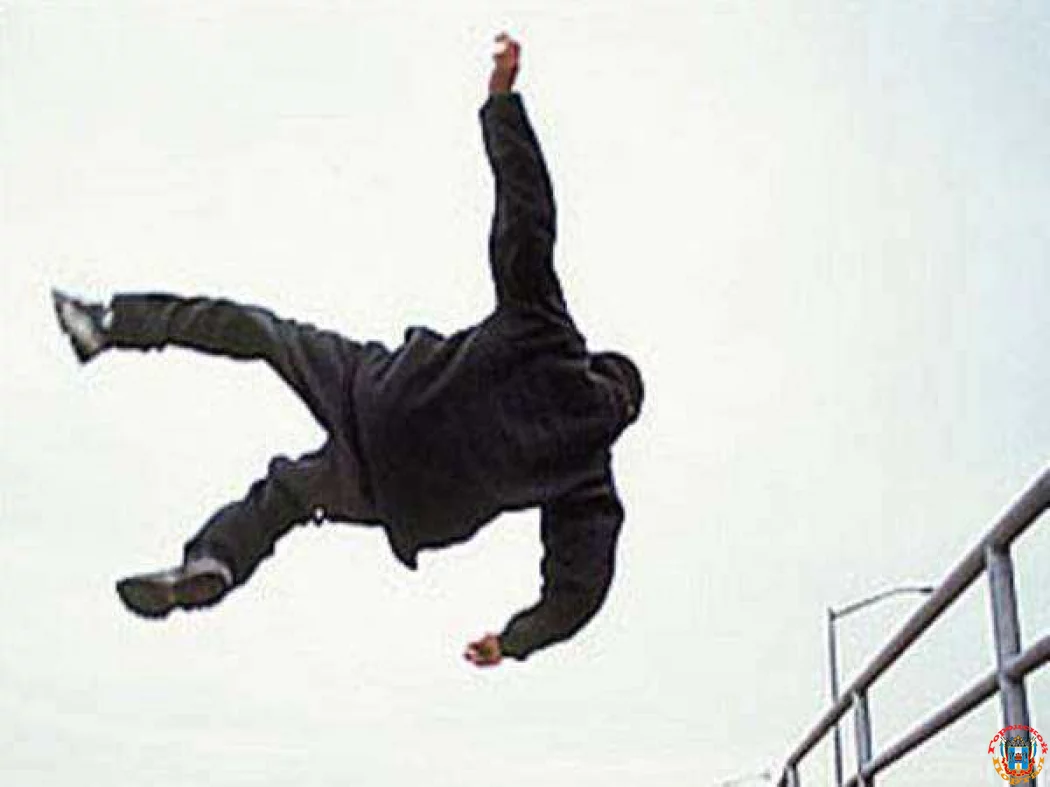 В Волгодонске погиб рабочий, сорвавшись с 4-го этажа