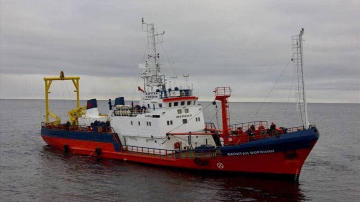 В Карском море рыболовецкое судно получило пробоину и село на мель