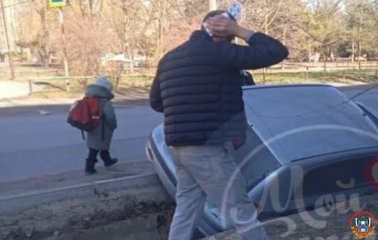 В канаву на Комсомольской провалилась легковушка в Батайске