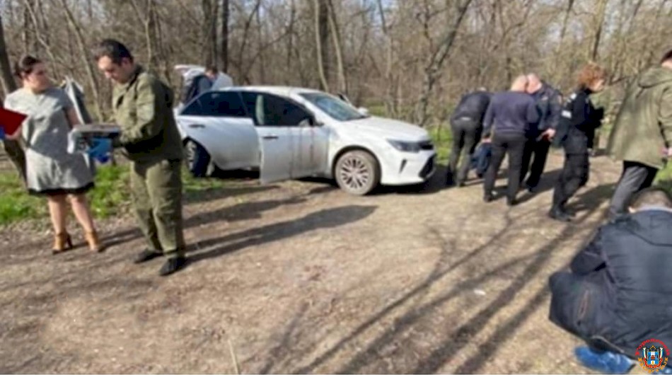 В Ростове в Кумженской роще нашли окровавленный автомобиль.