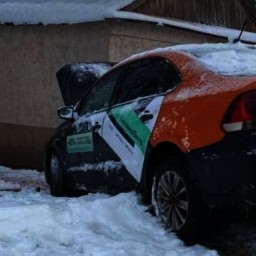 В Ростове водитель на каршеринговом авто врезался в жилой дом