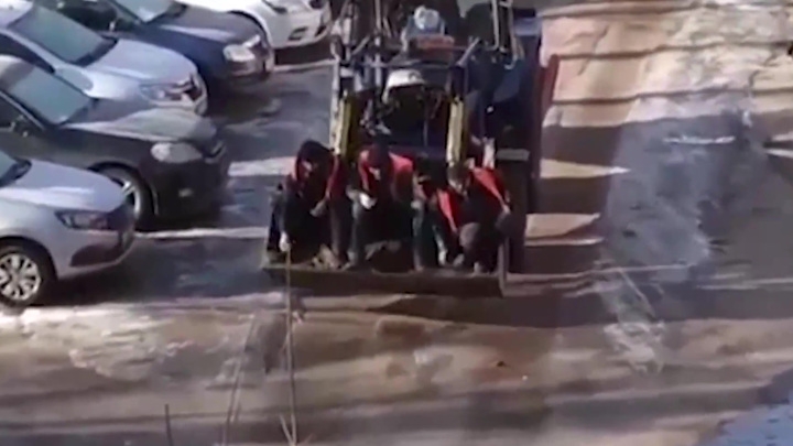 В Оренбуржье рабочие посыпают дороги песком, сидя в ковше бульдозера