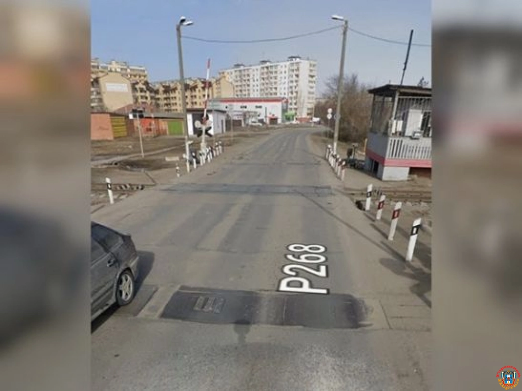 В Азове спасли женщину-водителя, застрявшую на ж/д путях