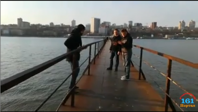 Мост в Ростове намазали солидолом, но люди продолжают по нему ходить
