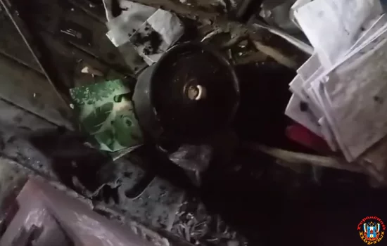 После гибели сожительницы, мужчина пять месяцев живет на пепелище