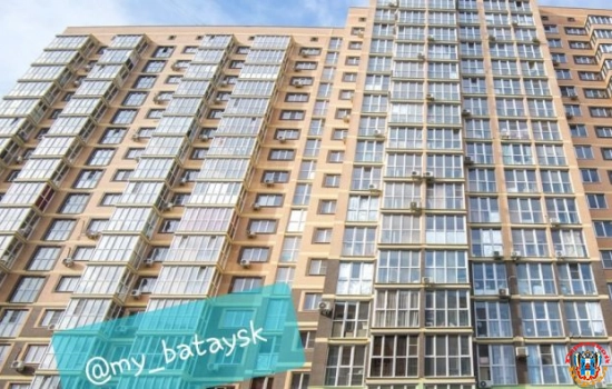 В Батайске девушка разбилась насмерть, выпав из окна многоэтажки