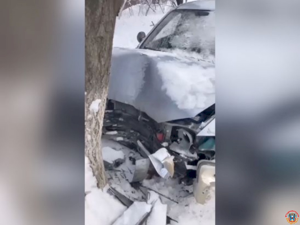 В Батайске пьяный автомобилист протаранил две машины и врезался в дерево