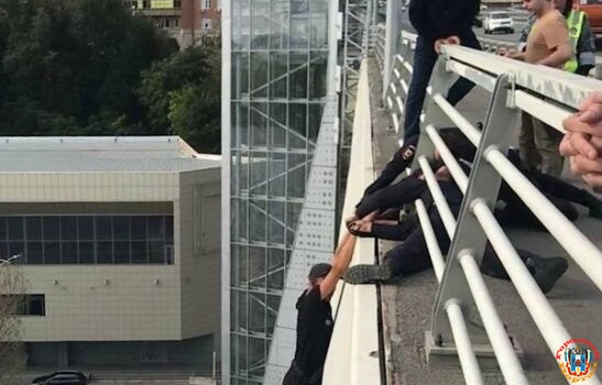 В Ростове парня спасли от падения с Ворошиловского моста