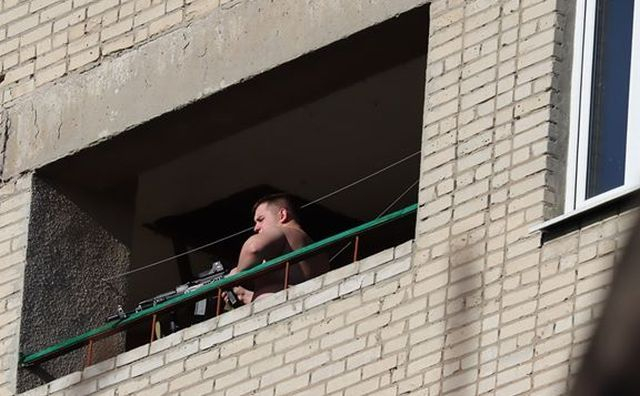 В Таганроге задержали студента, стрелявшего с балкона по прохожим и машинам