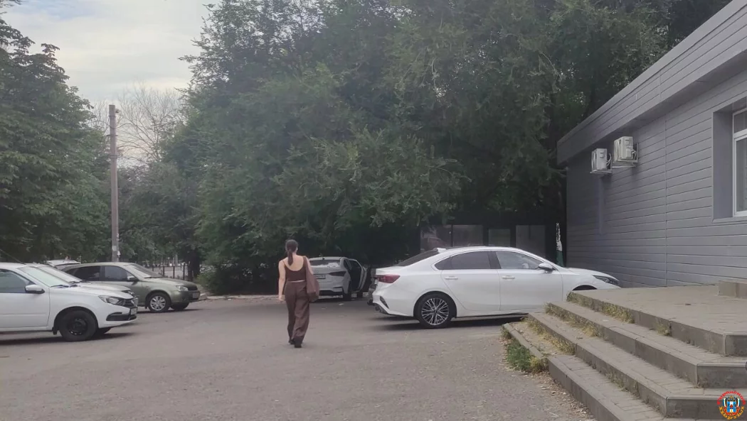 Пока все спали: на придомовой территории в Ростове за ночь вырос торговый павильон &mdash; власти и полиция разбираются в ситуации