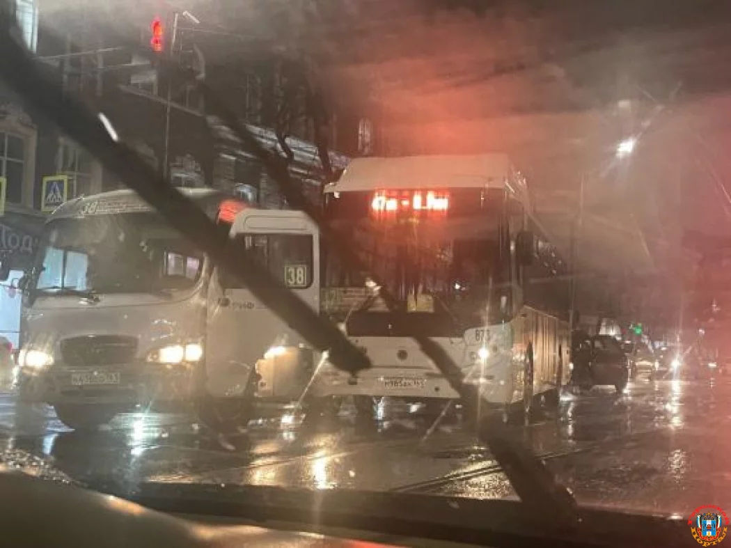 Автобус врезался в маршрутку в центре Ростова