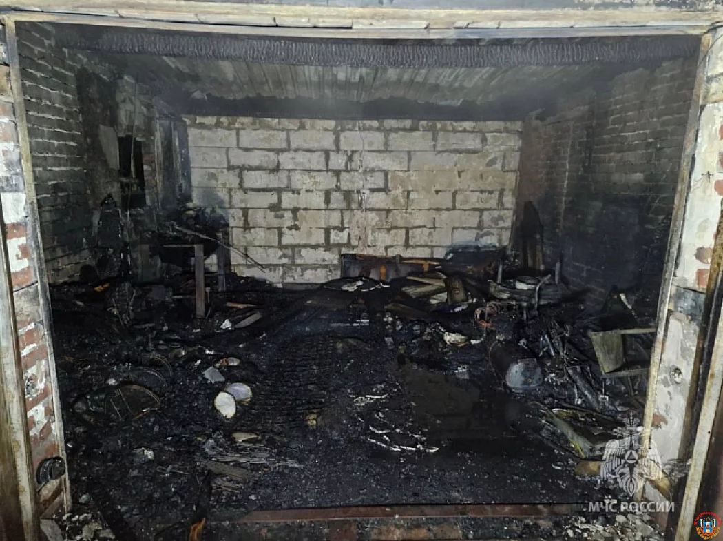 Из-за неисправного трансформатора сгорел гараж в Ростовской области 