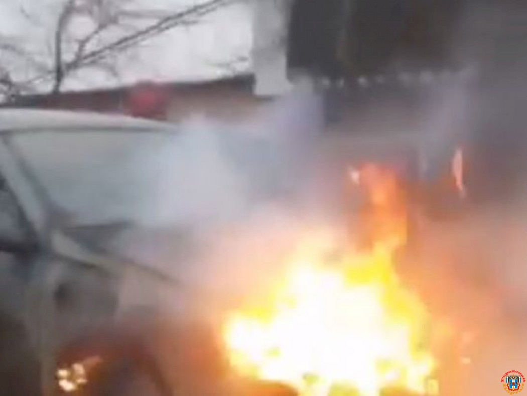На Профсоюзной в Ростове во время движения вспыхнул автомобиль
