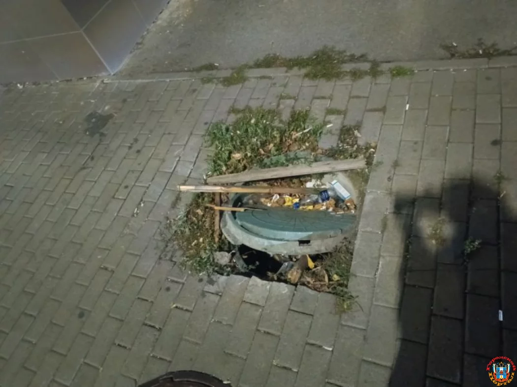 В центре Ростова канализационный люк превратился в общественную урну