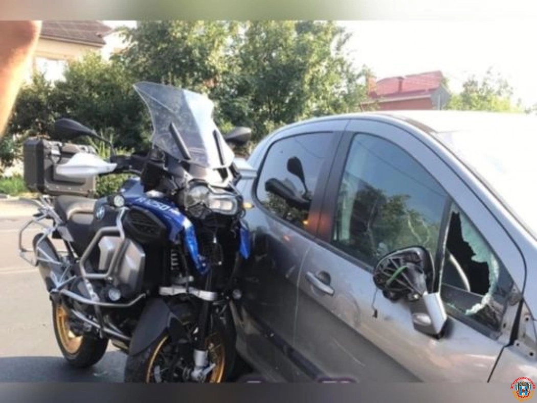 В Ростове мотоциклист «впечатался» в проезжавший «Пежо»