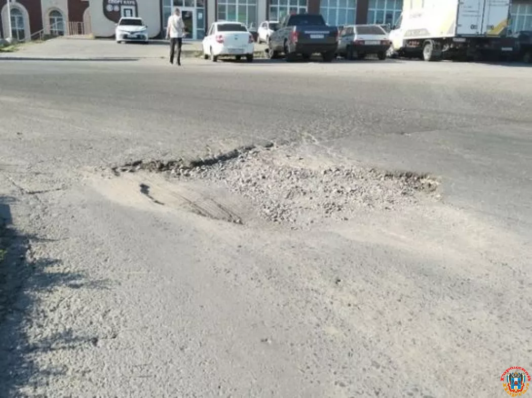 В Ростове на Волнистой образовались полуметровые ямы
