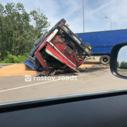 Многотонная фура с зерном перевернулась на трассе под Ростовом