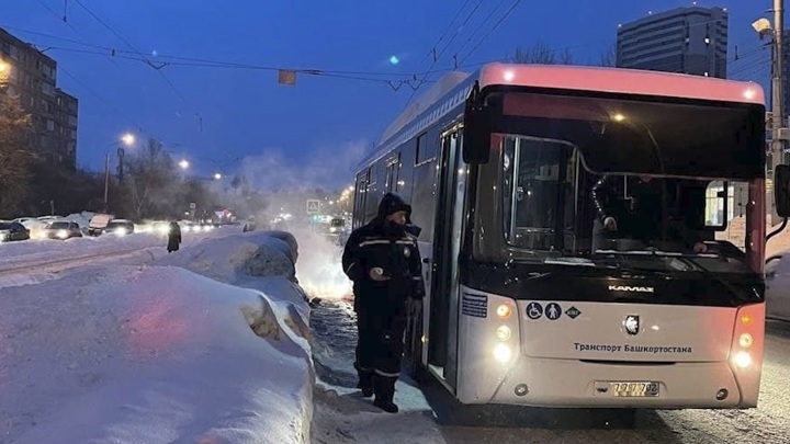 В Уфе автобус сбил пешехода на остановке