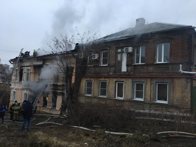 В Ростове загорелся двухэтажный жилой дом