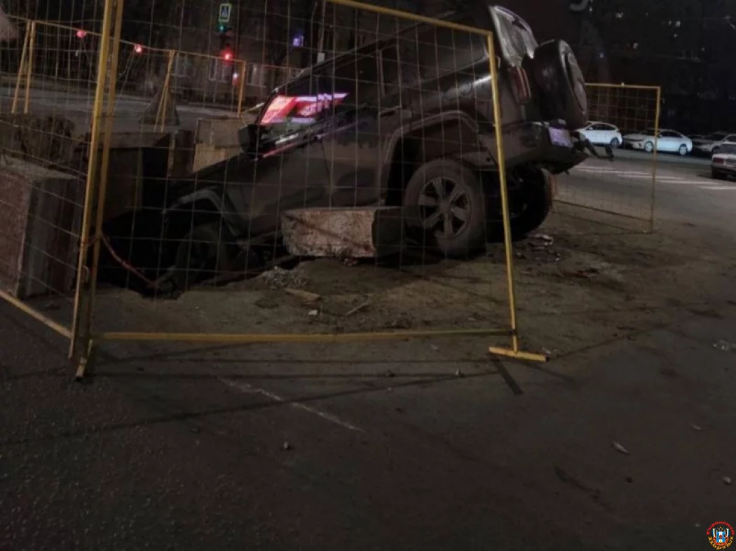 На Малиновского машина провалилась в разрытую яму