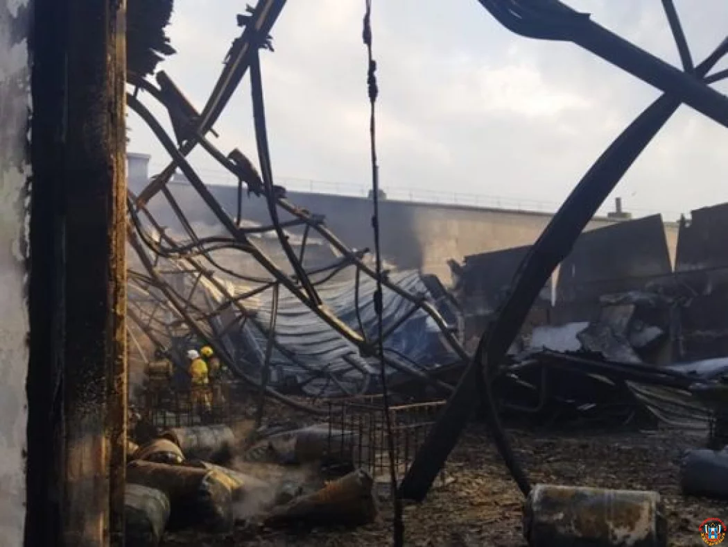 Под Ростовом на большой площади горит склад с горюче-смазочными материалами