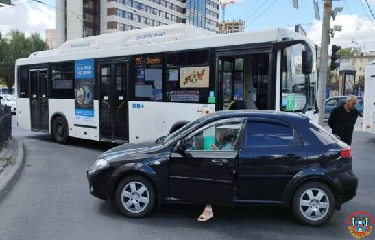 В Ростове пассажир автобуса № 77 получил травмы в аварии с иномаркой