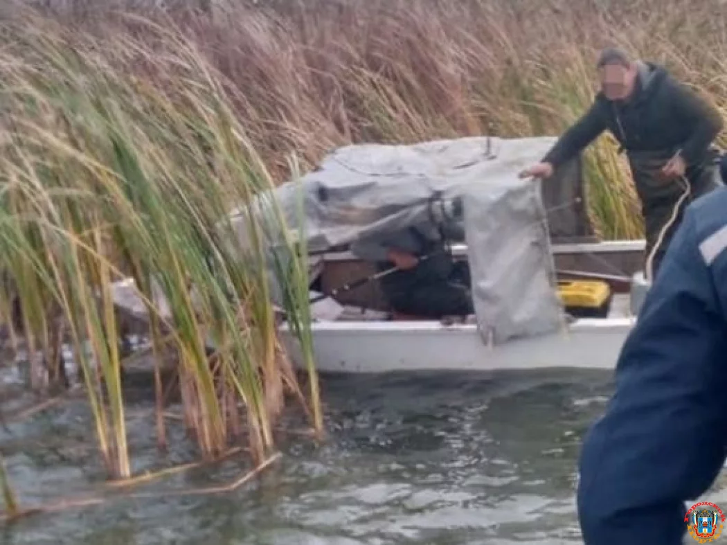 В Ростовской области двое мужчин на лодке застряли посреди реки