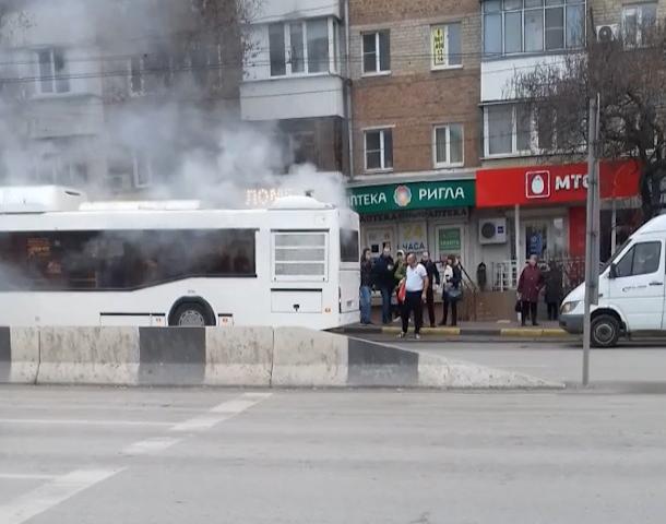 В Ростове во время движения задымился автобус. Видео
