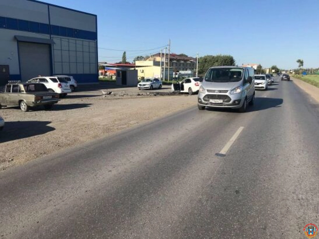 На Дону три человека пострадали в столкновении двух легковушек