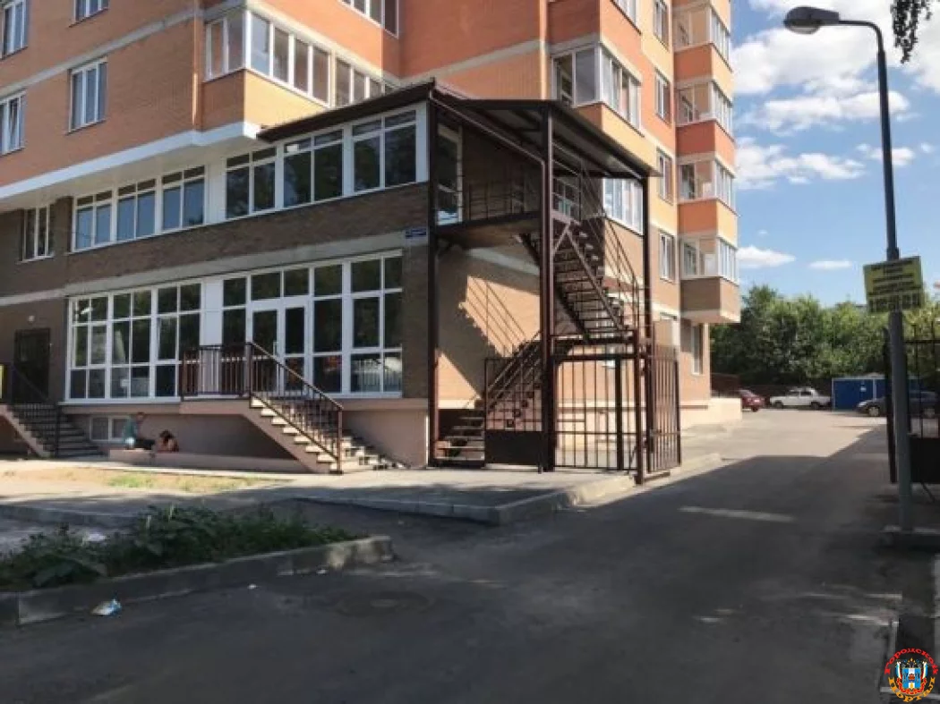 В Батайске с пятого этажа выпала школьница