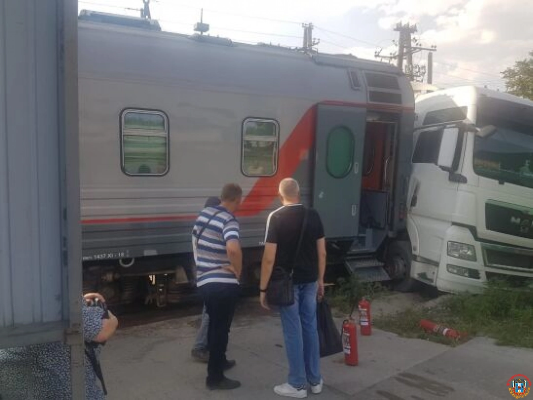 В Ростове тепловоз протаранил грузовик