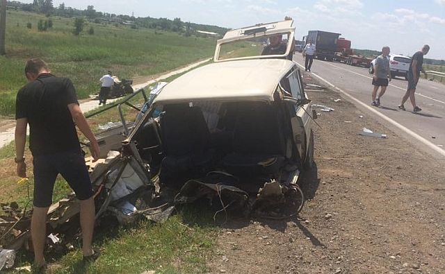 В Ростовской области из-за лопнувшего колеса погиб водитель легковушки